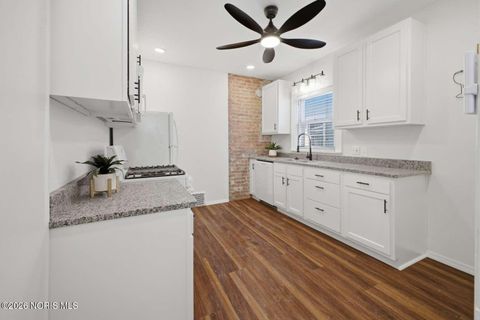 Tiny photo for 2410 Lawrence Avenue, Toledo, OH 43620 (MLS # 10003341)