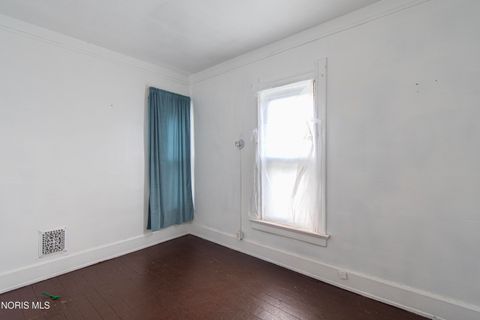 Tiny photo for 2422 Lawrence Avenue, Toledo, OH 43620 (MLS # 10006623)