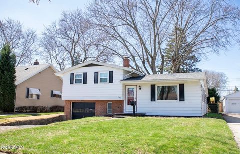 Tiny photo for 462 S Goodyear Street, Oregon, OH 43616 (MLS # 10005695)