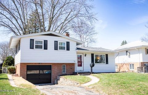 Tiny photo for 462 S Goodyear Street, Oregon, OH 43616 (MLS # 10005695)