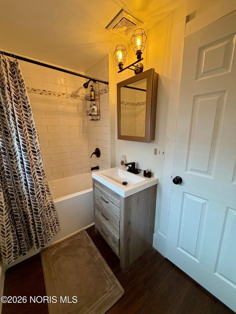 Tiny photo for 128 Frazee Avenue, Bowling Green, OH 43402 (MLS # 10002858)