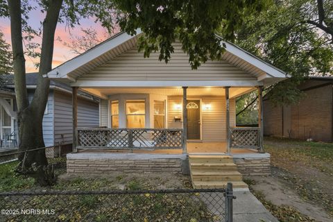 Photo of 1206 Warwick Avenue, Toledo, OH 43607 (MLS # 10001426)