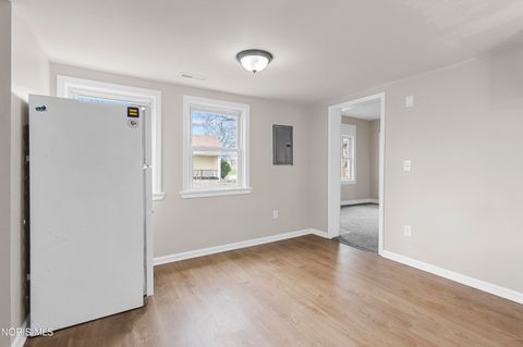 Tiny photo for 911 Vinton Street, Toledo, OH 43609 (MLS # 10006328)