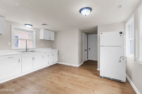 Tiny photo for 911 Vinton Street, Toledo, OH 43609 (MLS # 10006328)