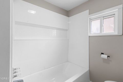 Tiny photo for 911 Vinton Street, Toledo, OH 43609 (MLS # 10006328)