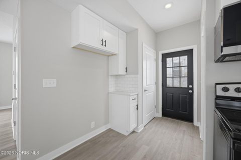 Tiny photo for 916 Fernwood Avenue, Toledo, OH 43607 (MLS # 10003819)