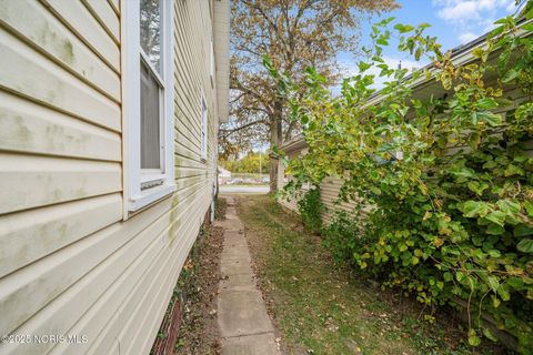 Tiny photo for 1207 E Broadway Street, Toledo, OH 43605 (MLS # 10000303)