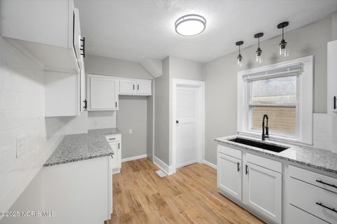 Tiny photo for 1207 E Broadway Street, Toledo, OH 43605 (MLS # 10000303)