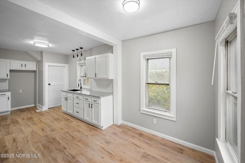 Tiny photo for 1207 E Broadway Street, Toledo, OH 43605 (MLS # 10000303)