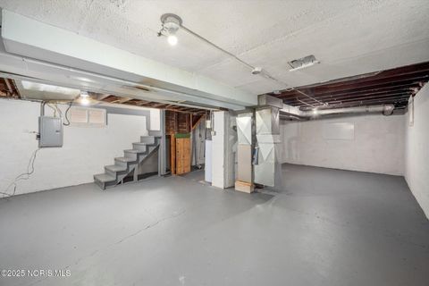 Tiny photo for 1207 E Broadway Street, Toledo, OH 43605 (MLS # 10000303)