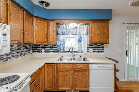 Tiny photo for 200 Farnstead Drive, Northwood, OH 43619 (MLS # 10010439)