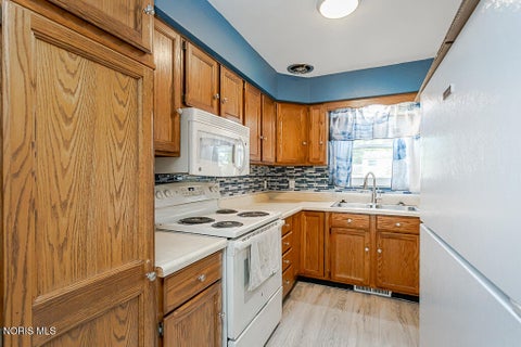 Tiny photo for 200 Farnstead Drive, Northwood, OH 43619 (MLS # 10010439)