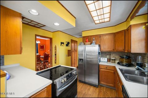 Tiny photo for 3440 Starr Avenue, Oregon, OH 43616 (MLS # 10004561)