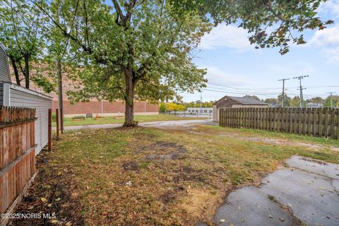 Tiny photo for 187 E Broadway Street, Toledo, OH 43605 (MLS # 10000610)