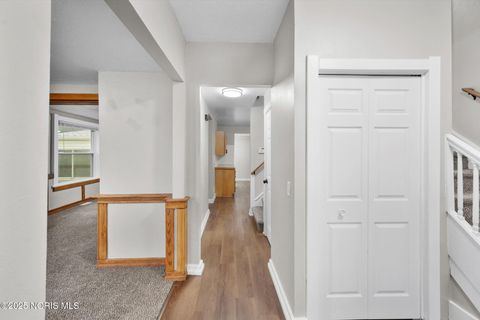 Tiny photo for 187 E Broadway Street, Toledo, OH 43605 (MLS # 10000610)