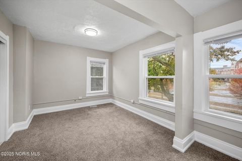 Tiny photo for 187 E Broadway Street, Toledo, OH 43605 (MLS # 10000610)