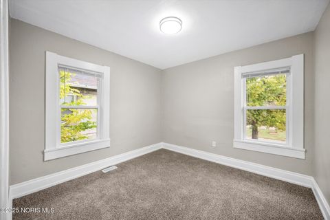 Tiny photo for 187 E Broadway Street, Toledo, OH 43605 (MLS # 10000610)