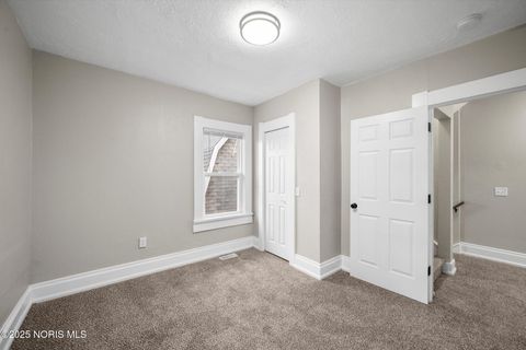 Tiny photo for 187 E Broadway Street, Toledo, OH 43605 (MLS # 10000610)