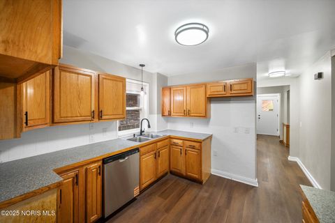 Tiny photo for 187 E Broadway Street, Toledo, OH 43605 (MLS # 10000610)