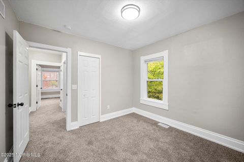 Tiny photo for 187 E Broadway Street, Toledo, OH 43605 (MLS # 10000610)
