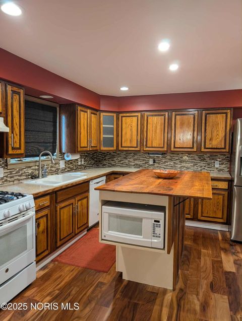 Tiny photo for 122 Wolfly Avenue, Bowling Green, OH 43402 (MLS # 10001794)