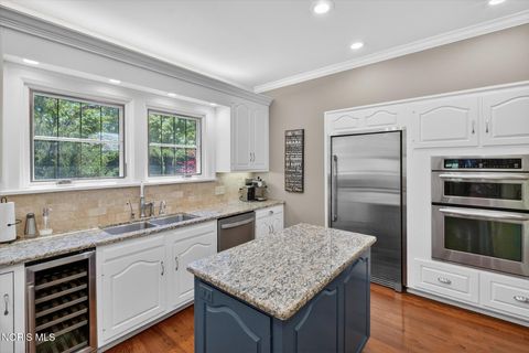 Tiny photo for 2151 Hawthorne Road, Ottawa Hills, OH 43606 (MLS # 10008453)