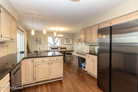 Tiny photo for 1308 Oaktree Court, Oregon, OH 43616 (MLS # 10003883)