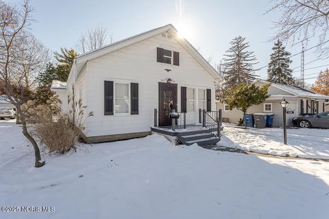 Photo of 102 Silver Maple Drive, Perrysburg, OH 43551 (MLS # 10002229)