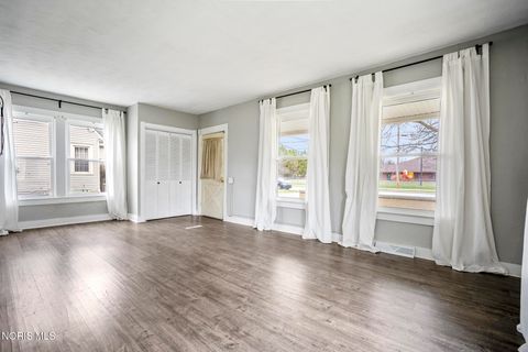 Tiny photo for 715 Carew Lane, Maumee, OH 43537 (MLS # 10005687)