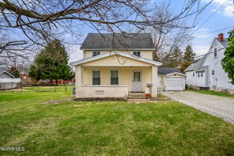 Photo of 715 Carew Lane, Maumee, OH 43537 (MLS # 10005687)