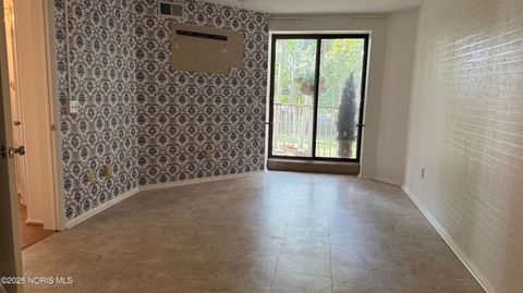 Tiny photo for 3407 Oak Alley Court #Unit 203, Toledo, OH 43606 (MLS # 10000293)