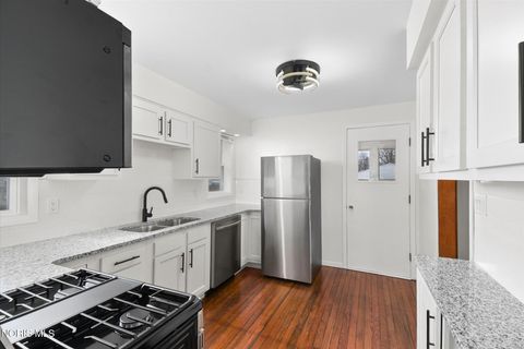 Tiny photo for 833 Kingston Avenue, Toledo, OH 43605 (MLS # 10004565)