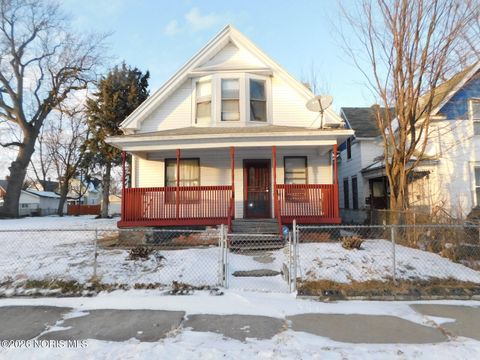 Photo of 924 Pinewood Avenue, Toledo, OH 43607 (MLS # 10006838)