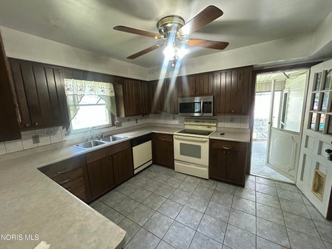 Tiny photo for 2943 Iroquois Drive, Oregon, OH 43616 (MLS # 10009195)