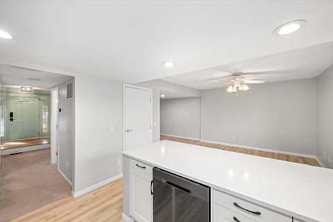 Tiny photo for 7 Knollwood Drive, Perrysburg, OH 43551 (MLS # 10000131)