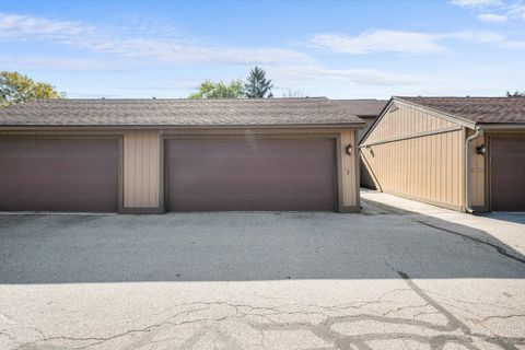 Tiny photo for 7 Knollwood Drive, Perrysburg, OH 43551 (MLS # 10000131)