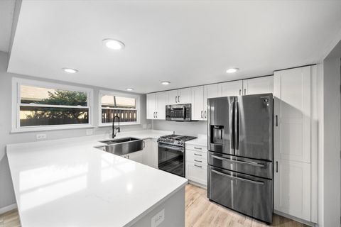 Tiny photo for 7 Knollwood Drive, Perrysburg, OH 43551 (MLS # 10000131)