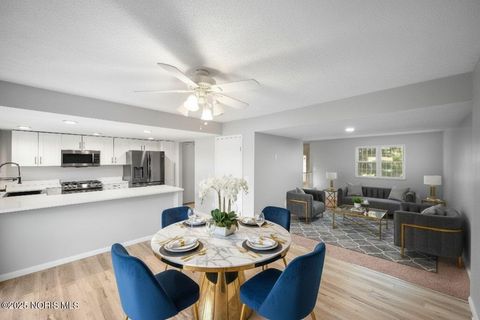 Tiny photo for 7 Knollwood Drive, Perrysburg, OH 43551 (MLS # 10000131)