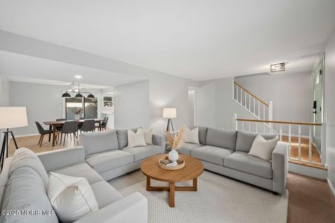 Tiny photo for 7 Knollwood Drive, Perrysburg, OH 43551 (MLS # 10000131)