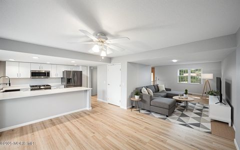 Tiny photo for 7 Knollwood Drive, Perrysburg, OH 43551 (MLS # 10000131)