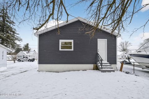 Tiny photo for 2432 Rochester Place, Northwood, OH 43619 (MLS # 10003226)