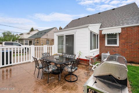 Tiny photo for 631 Ansonia Street, Oregon, OH 43616 (MLS # 10006459)