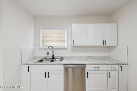 Tiny photo for 1575 Gould Road, Toledo, OH 43612 (MLS # 10004011)