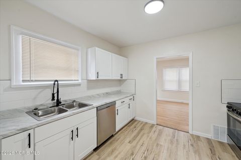 Tiny photo for 1575 Gould Road, Toledo, OH 43612 (MLS # 10004011)