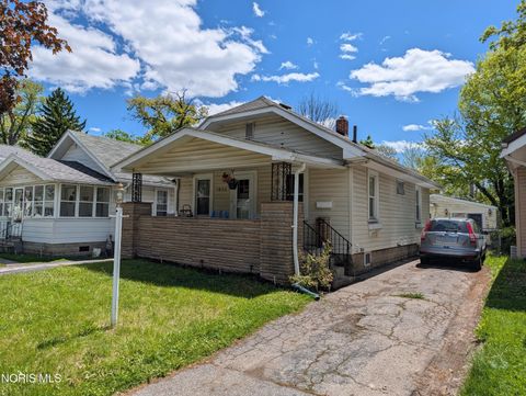 Photo of 1833 Wychwood Street, Toledo, OH 43613 (MLS # 10007872)