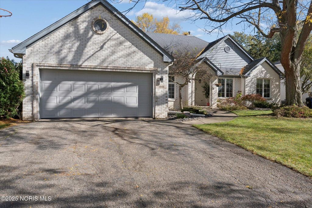 Photo for 5666 Fox Hollow Court, Sylvania, OH 43560 (MLS # 10000448)
