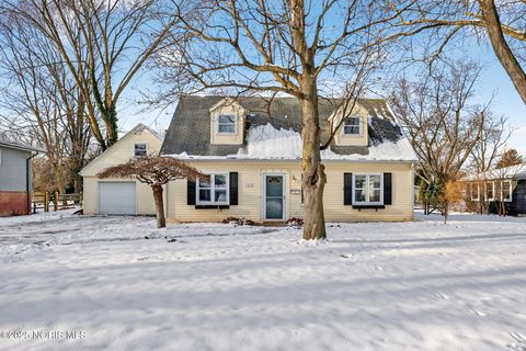 Photo of 1010 Walnut Street, Perrysburg, OH 43551 (MLS # 10002240)