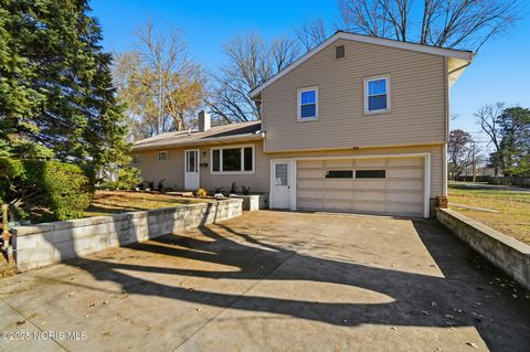 Photo of 5640 Dellbrook Drive, Sylvania, OH 43560 (MLS # 10001252)
