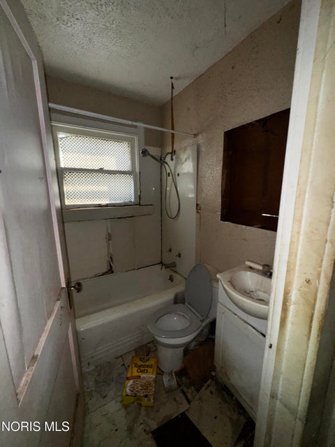 Tiny photo for 824 Bartley Place, Toledo, OH 43609 (MLS # 10012654)