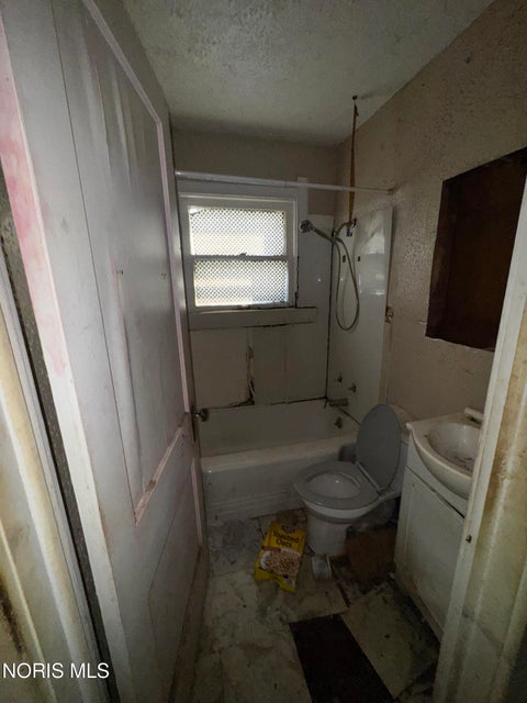 Tiny photo for 824 Bartley Place, Toledo, OH 43609 (MLS # 10012654)